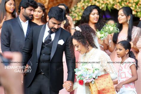 Bigg boss malayalam contestants pearle maaney and srinish aravind got married in kochi on sunday, may 5th. Pearle Maaney Marriage Photos - Indian Cinema Gallery