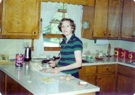 25 Intimate Photos Of Mom Working In The Kitchens In The 1970s