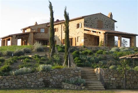 Tuscan Farm House Love The Low Maintenance Garden Tuscany Homes