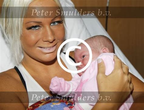 Samantha has light skin, brown eyes, and brown hair. Fotoarchief Peter Smulders BV