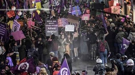 Istanbul Police Fire Tear Gas At Banned Womens Day Rally