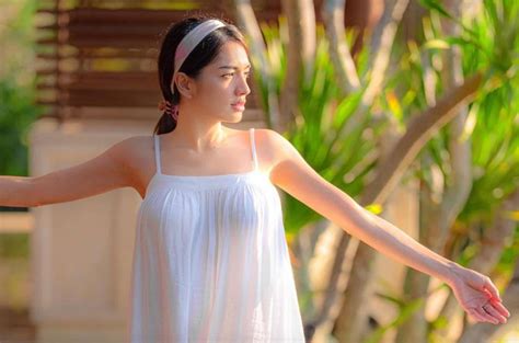 Pamer Punggung Mulus, Angel Karamoy Curi Perhatian Pria - GenPI.co SULSEL