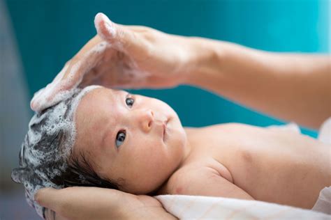 Cuidados del recién nacido higiene y baño Pañalín