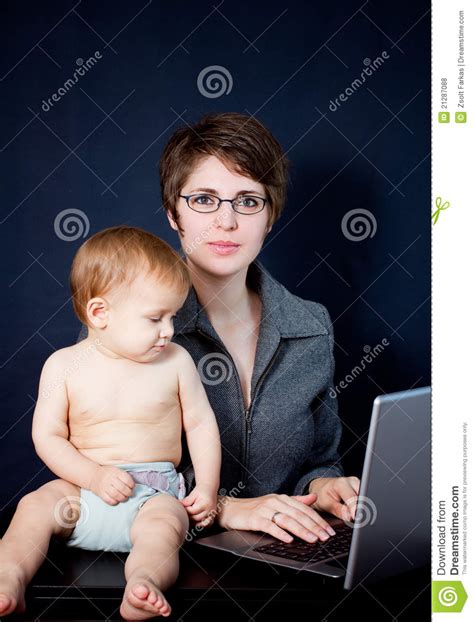 Madre Que Trabaja Con Su Bebé Foto De Archivo Imagen De Ocupado Oficina 21287088