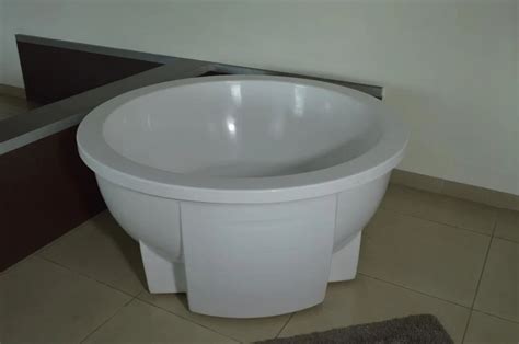 White Acrylic Classic Free Standing Round Bath Tub For Bathroom