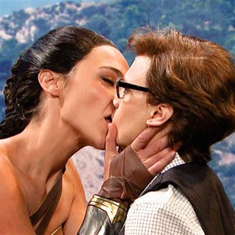 Gal Gadot Lesbian Kiss With Kate Mckinnon In Saturday