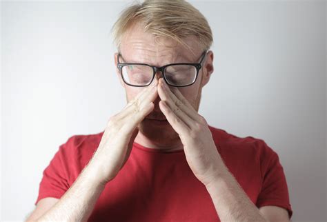 5 Reasons Why Rubbing Your Eyes Is Dangerous