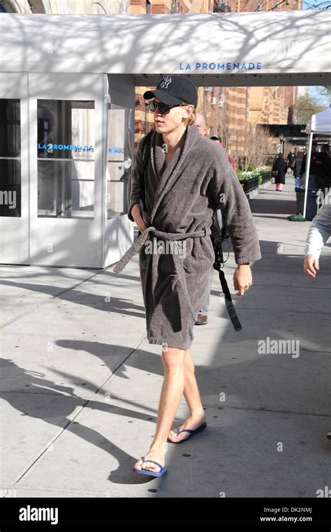 Austin Butler Wears A Bathrobe On Set Of The Carrie Diaries New