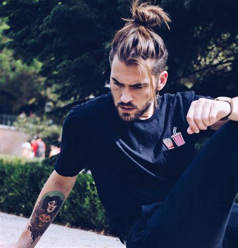 Coiffures modernes pour des hommes branchés aux cheveux longs