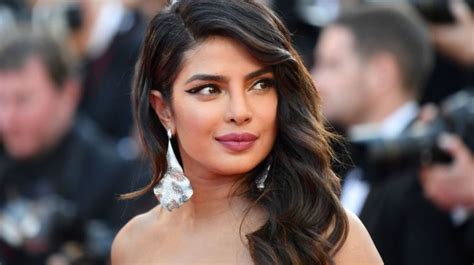 Priyanka Chopra Looks Smoking Hot In Black Strapless Gown Pictures Lens