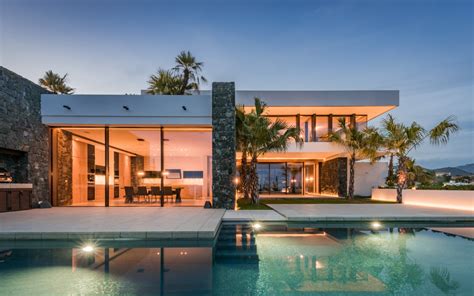 The low slung platform bed has become a highly desired piece of modern bedroom furniture, and they come in a whole host of designs and finishes. Contemporary Mediterranean Villa Architecture El Herrojo ...