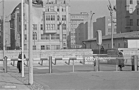 Checkpoint Charlie Berlin Germany 1960s Photos And Premium High Res