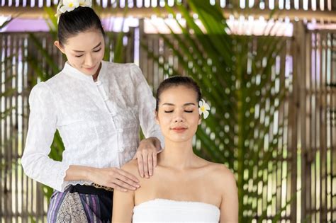 jovem mulher asiática bonita no spa massagem tailandesa natural no spa mulher asiática na cama
