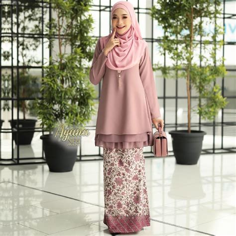 Buy baju kurung moden with embellished sequins on a peplum silhouette top from the allie set, accompanied by lace jacquard skirt for maximal feminine. BAJU KURUNG MODEN AYANA DUSTY PINK 1 | Saeeda Collections