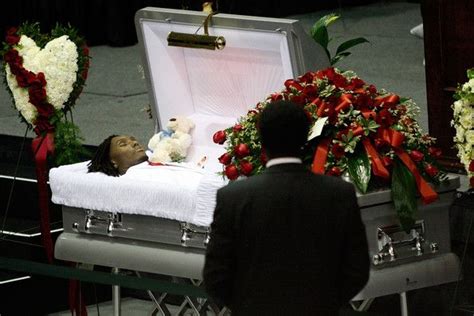 People Photos Aaliyah Funeral Funeral Casket
