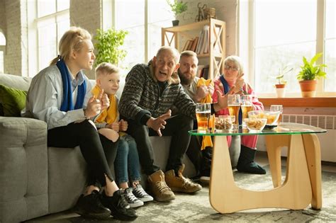 Familia Animando Y Viendo Televisi N En Casa En La Sala De Estar Foto