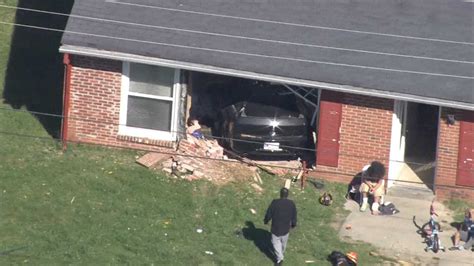 Images Car Crashes Into Home