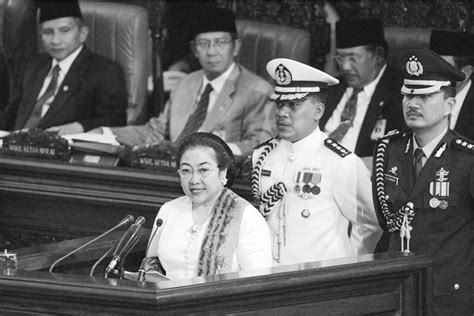 Foto Hari Ini 18 Tahun Lalu Megawati Soekarnoputri Torehkan Sejarah