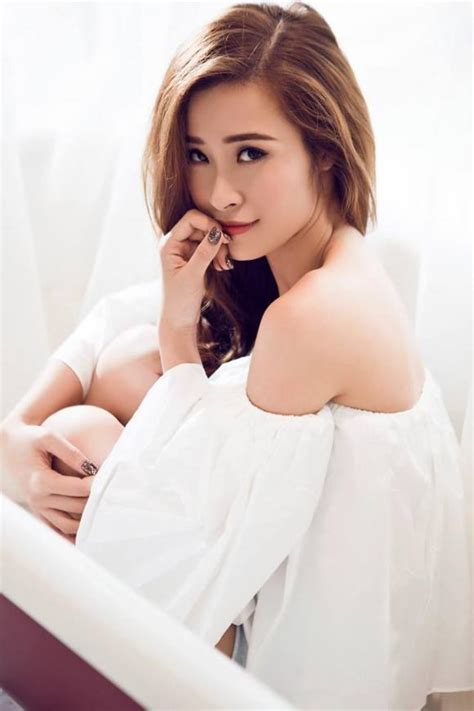 Đến ngày 26/10/2020, đông nhi hạ sinh con gái đầu lòng cho ông cao thắng. Đông Nhi hững hờ khoe vai trần gợi cảm