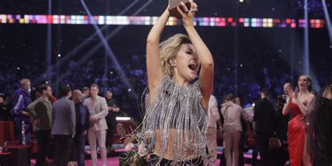 Hold Me Closer Cornelia Jakobs Wins Melodifestivalen 2022