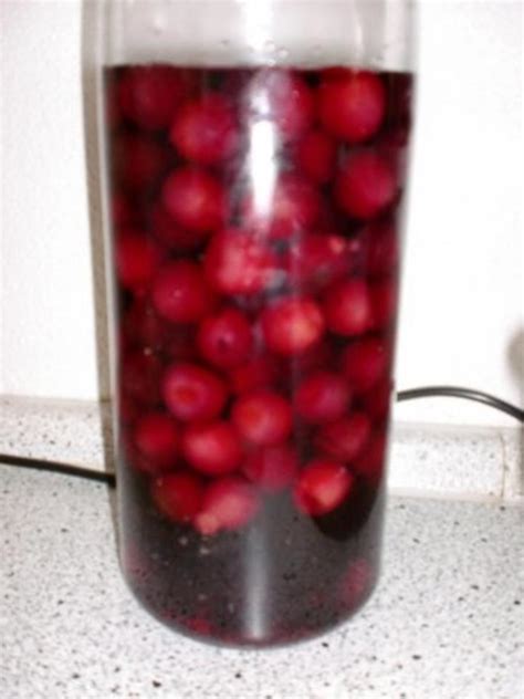 Kirschlikör Rezept mit Bild