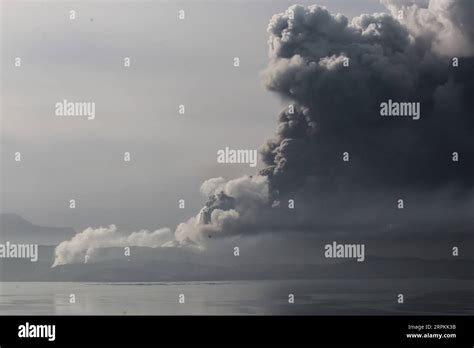 200113 Batangas 13 Januar 2020 Der Taal Vulkan Bricht Mit Einer Massiven Wolke Aus Asche