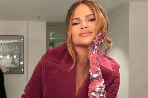 Chrissy Teigen Strips Naked For Candid Snap As She Admits To Having ‘very Long Toes’ Daily Star