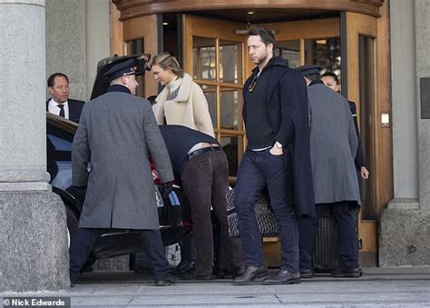 Karlie Kloss Checks Out Of Her Five Star Hotel After Attending Dasha