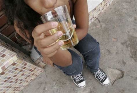 Garota de anos é encontrada na rua nua e bêbada Bonito Informa