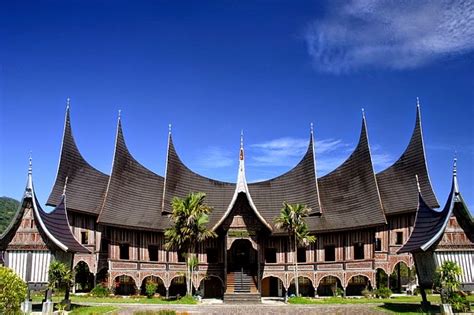 Makna Dibalik Keunikan Bentuk Dari Rumah Gadang Asal Sumatera Barat