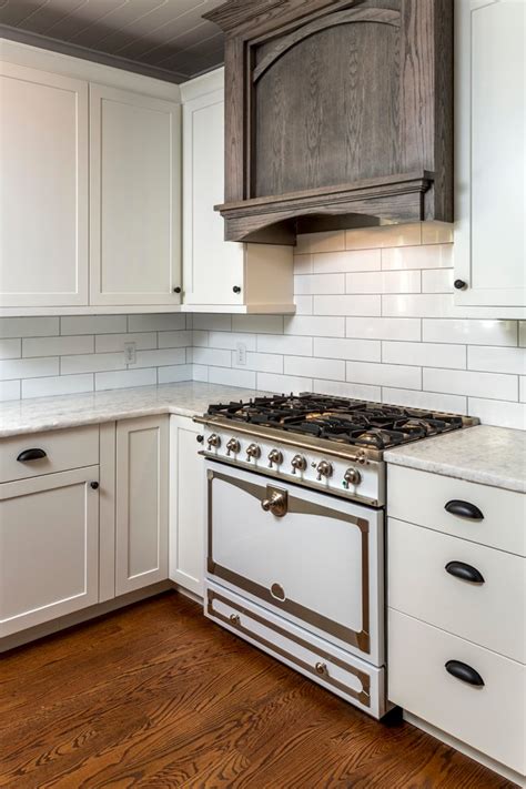 B m selective kitchen inc is a luxury kitchen and bath cabinet manufacturer with a network of designers in canada and the united states. Private Way / Scarborough - Farmhouse - Kitchen - Portland ...