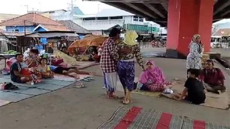 Banjir Subang Meluas Warga Ngungsi Ke Kolong Jembatan Layang Pantura