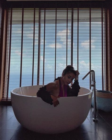 Potret Gaya Seleb Berpose Dalam Bathtub Anya Geraldine Paling Disorot Photo Dream Co Id