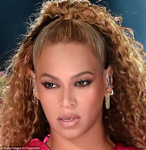 Beyonce Uses 7 Cigarette Rolling Papers To Blot Her Oily Skin Daily Mail Online