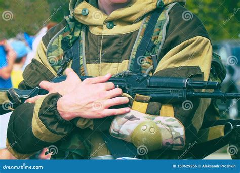 Soldado En Uniforme De Camuflaje Con Ametralladora Foto De Archivo