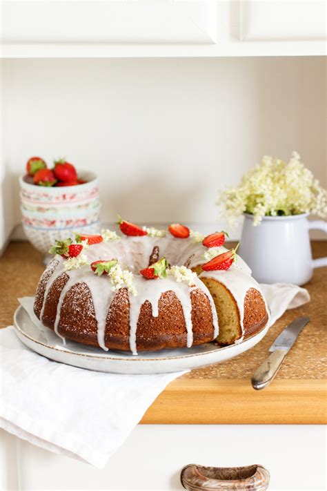 Dotter mit zucker, vanillezucker und joghurt schaumig rühren. Rezept für einen Limetten Joghurt Kuchen mit ...