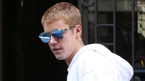 Justin Bieber And Crew Drive Recklessly Into Traffic In England Youtube