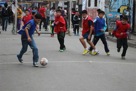 Jugando en el jardín de niños. Las 25 reglas del futbol callejero ¡Recordarás tu infancia!