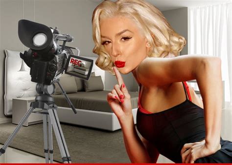 Courtney Stodden There Is A Sex Tape Gives Herself A Hand Or 2