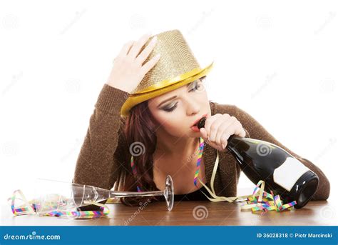 jeune femme ivre s asseyant avec la bouteille vide de champagne photo stock image du femelle