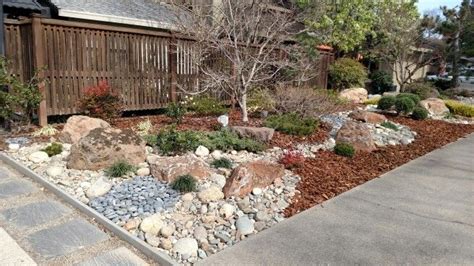 Cool Use Of Different Colored Rock And Bark Plants Backyard Projects