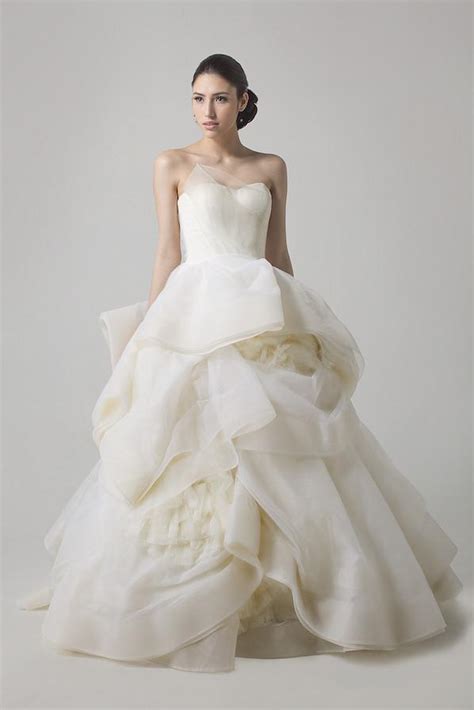 We ensure that the wedding gowns we rent out are of high quality and can not be seen as rented by an outsider. Vera Wang Katherine Wedding Gown - Dresscodes