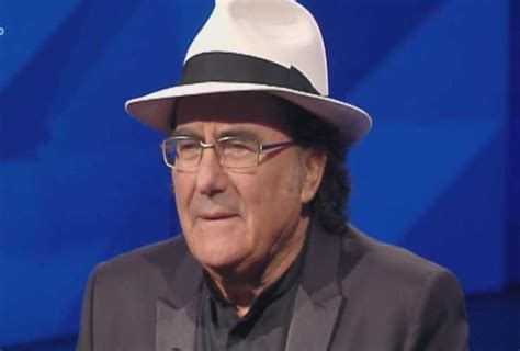 Albano Carrisi si nasconde dietro le porte | Per lei farebbe davvero di tutto