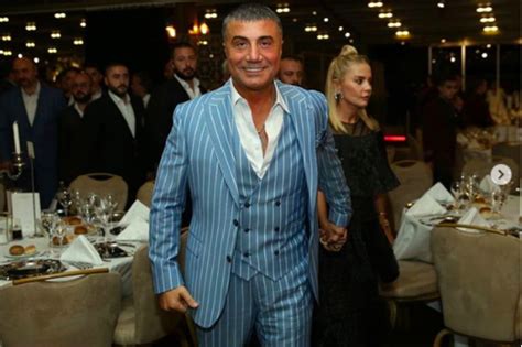 Kişisel internet sitesinde yazdığı yazıda, bu suça ortak olmayacağız bildirisini imzalayan akademisyenleri tehdit ettiği gerekçesiyle yargılanan sedat peker'in zorla getirilmesine karar verildi. Sedat Peker'in eşi Özge Yılmaz kimdir kaç yaşında ...
