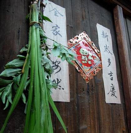 一般於農曆八月十五日當天或此前的若干天晚上舉行，多為青少年參與。 而在 湖南省 与 贵州省 ，流传着偷吃的风俗习惯。 每到中秋节之时，家家户户都会把前门、后门半开着，任由他人进户拿 在 湖北省 过中秋节的习俗是人们要在中秋节前的约半个月开始送礼。 端午节习俗大盘点_节日大全(四)_亲亲宝贝网