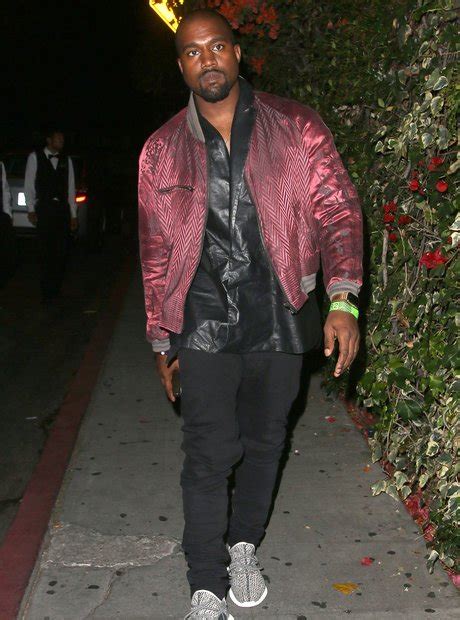 Rockig mit einer dunklen hose in schwarz oder grau, derben boots oder sneakers und einem shirt nach wahl wirken jeansjacken. Kanye West was spotted on his way to dinner in a fancy ...