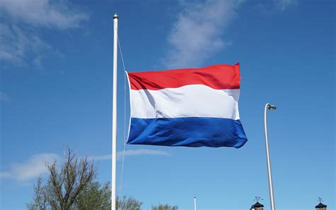 Vlaggen Op Torens In Groningen Niet Halfstok De Veiligheid Kan Niet