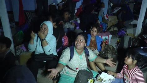 Bmkg juga mencatat kedalam terbesar dan terkecil terjadi di hari yang sama yaitu pada tanggal 15 mei 2021, dengan kedalaman terbesar pada. 2 Hari Tak Makan, Pengungsi Gempa dan Tsunami Sulteng ...