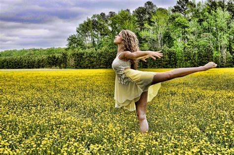 무료 이미지 소녀 여자 들 목초지 햇빛 운동 댄스 어린 유행 수행자 노랑 현대 유채 발레 춤추는