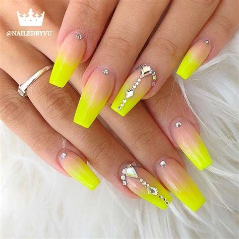 Te aviso que este articulo es extenso, pero si te tomas tu tiempo puedes ahorrar el estos polvos acrilicos de colores son una maravilla ya que permiten decorar las uñas de cientos de formas diferentes. Uñas de acrílico amarillo neón en 2019 | Uñas de gel, Uñas ...